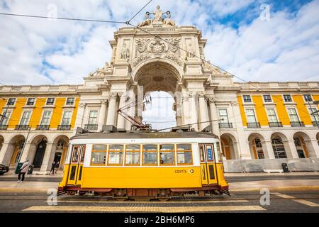 Lisbonne, Portugal. 04 janvier 2019: Rua Augusta Arche triomphale dans le centre historique de la ville de Lisbonne au Portugal. Les gens de la rue marchant. Banque D'Images