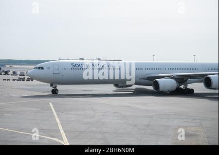 24 avril 2020, Hessen, Francfort-sur-le-Main: Un Airbus A 340-600 de la compagnie aérienne 'Saisen African Airlines' roule en position de stationnement à l'aéroport de Francfort après l'atterrissage du Cap. C'était le dernier vol de retour du gouvernement allemand pour l'instant. Photo: Silas Stein/dpa Banque D'Images