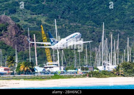 Sint Maarten – 18 septembre 2016 : avion Boeing 737-700 de WestJet à l'aéroport Sint Maarten (SXM) à Sint Maarten. Boeing est un fabricant américain d'avions Banque D'Images