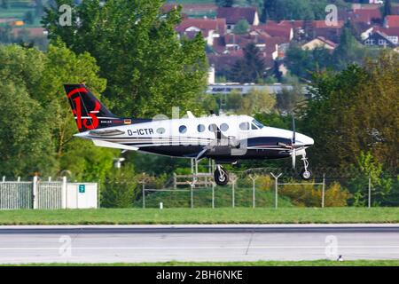 Stuttgart, Allemagne – 24 avril 2018 : avion privé Beechcraft King Air à l'aéroport de Stuttgart (STR) en Allemagne. Banque D'Images