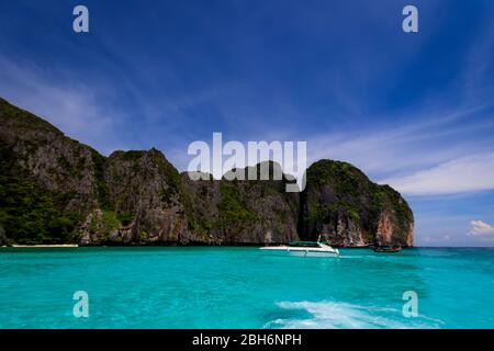 Maya Bay sur l'île de Phi Phi en été ensoleillé avec des roches karstiques et de la mer turquoise. Paysage. Province de Krabi, Thaïlande. Banque D'Images