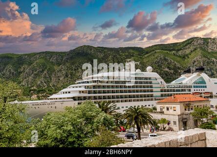 Seabourne Quest amarré à Kotor Banque D'Images