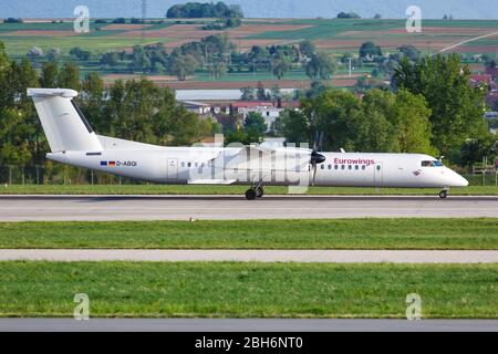 Stuttgart, Allemagne – 24 avril 2018 : Eurowings Bombardier DHC-8-400 avion à l'aéroport de Stuttgart (STR) en Allemagne. Banque D'Images