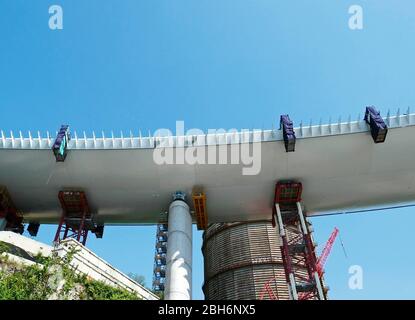 Gênes 24/04/2020: Nouveau chantier naval Ponte di Genova, Ex Morandi, le nouveau pont sur Corso Perrone qui relie à l'épaule ouest avec les tunnels de l'autoroute  . (? Riccardo Arata/Fotogramma, GÊNES - 2020-04-24) p.s. la foto e' utilizzabile nel rispetto del contento in cui e' stata, e senza intento diffamatorio del decoro delle persone rappresentate Banque D'Images