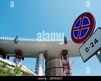 Gênes 24/04/2020: Nouveau chantier naval Ponte di Genova, Ex Morandi, le nouveau pont sur Corso Perrone qui relie à l'épaule ouest avec les tunnels de l'autoroute  . (? Riccardo Arata/Fotogramma, GÊNES - 2020-04-24) p.s. la foto e' utilizzabile nel rispetto del contento in cui e' stata, e senza intento diffamatorio del decoro delle persone rappresentate Banque D'Images