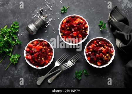 Salade de betteraves ou de betteraves avec légumes bouillis Banque D'Images