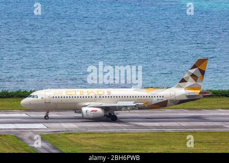 Mahe, Seychelles – 3 février 2020 : avion A320 Etihad Airbus à l'aéroport de Mahe (SEZ) aux Seychelles. Airbus est un constructeur européen d'avions b Banque D'Images