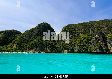 Maya Bay sur l'île de Phi Phi en été ensoleillé avec des roches karstiques et de la mer turquoise. Paysage. Province de Krabi, Thaïlande. Banque D'Images