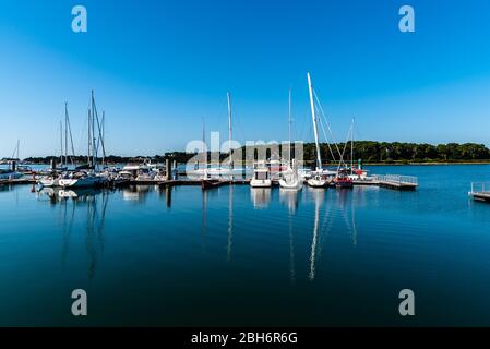 Bateaux et yachts amarrés dans le port sportif de Keroman, l'ancienne base de U-boat allemande située à Lorient Banque D'Images