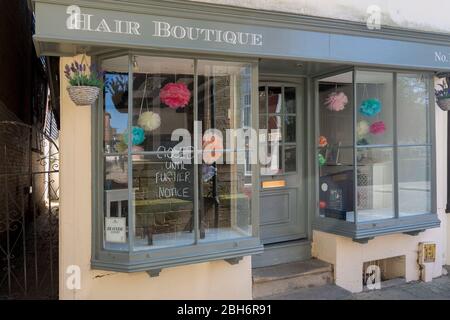 Panneaux et affiches relatifs au virus Corona 2020 ou au Covid-19 avec fermetures temporaires d'entreprises pubs cafés etc dans la ville de Horsham au Royaume-Uni. Banque D'Images