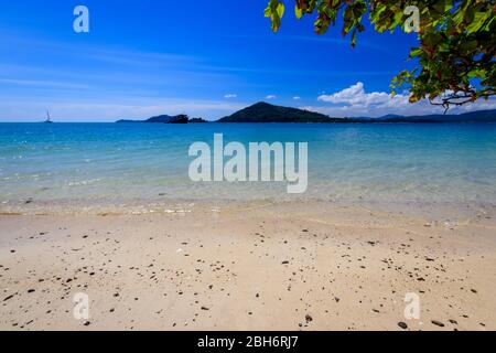 Plage et île de la mer Rang Yai une journée ensoleillée avec un ciel nuageux à l'arrière-plan et sable doré. Paysage. Thaïlande, Phuket. Banque D'Images