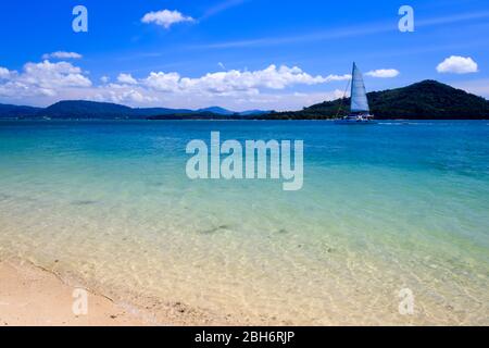 Plage et île de la mer Rang Yai une journée ensoleillée avec un ciel nuageux à l'arrière-plan et sable doré. Paysage. Thaïlande, Phuket. Banque D'Images