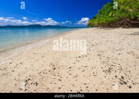 Plage et île de la mer Rang Yai une journée ensoleillée avec un ciel nuageux à l'arrière-plan et sable doré. Paysage. Thaïlande, Phuket. Banque D'Images