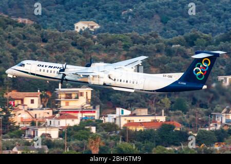 Skiathos, Grèce – 31 juillet 2019 : avion de Bombardier Air olympique DHC-8-400 à l'aéroport de Skiathos (JSI) en Grèce. Banque D'Images