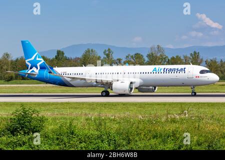 Mulhouse, France – 31 août 2019 : avion Airbus A321néo d'Air Transat à l'aéroport de Bâle-Mulhouse (EAP) en France. Banque D'Images