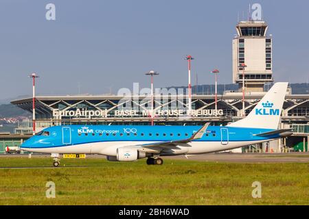 Mulhouse, France – 31 août 2019 : avion Embraer 175 de la ville de KLM à l'aéroport de Bâle-Mulhouse (EAP) en France. Banque D'Images