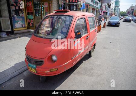 MISHAN, CHINE - 27 JUILLET 2019: Voiture de motocycle dans la rue de Mishan. Banque D'Images