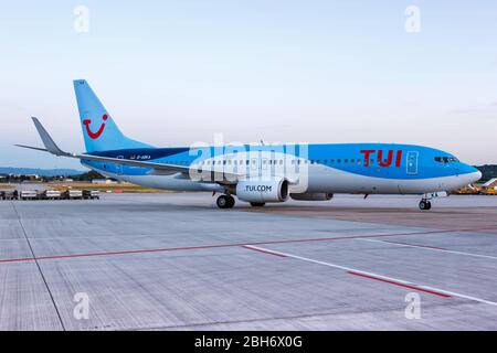 Stuttgart, Allemagne – 10 juillet 2019 : avion TUI Boeing 737 à l'aéroport de Stuttgart (STR) en Allemagne. Banque D'Images