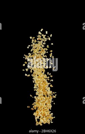 Popcorn préparé volant isolé sur fond noir, Banque D'Images
