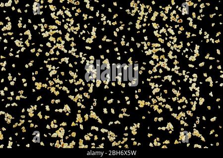 Popcorn préparé volant isolé sur fond noir, Banque D'Images