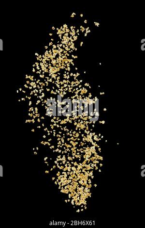 Popcorn préparé volant isolé sur fond noir, Banque D'Images
