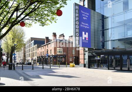 Birmingham, Angleterre, Royaume-Uni. 22 avril 2020. Un message s'affiche sur la bannière numérique à l'extérieur du théâtre de l'Hippodrome de Birmingham à Birmingham, Angleterre, Royaume-Uni. Crédit: Le théâtre a été fermé en raison de l'éclosion de coronavirus/Civid-19 et restera fermé pour l'avenir prometteur. Crédit: Simon Hadley/Alay Banque D'Images