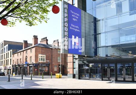 Birmingham, Angleterre, Royaume-Uni. 22 avril 2020. Un message s'affiche sur la bannière numérique à l'extérieur du théâtre de l'Hippodrome de Birmingham à Birmingham, Angleterre, Royaume-Uni. Crédit: Le théâtre a été fermé en raison de l'éclosion de coronavirus/Civid-19 et restera fermé pour l'avenir prometteur. Crédit: Simon Hadley/Alay Banque D'Images