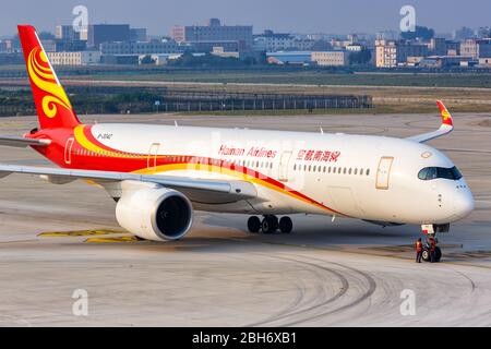 Pékin, Chine – 2 octobre 2019 : avion Airbus A350-900 de Hainan Airlines à l'aéroport international de Beijing Capital (PEK) en Chine. Banque D'Images