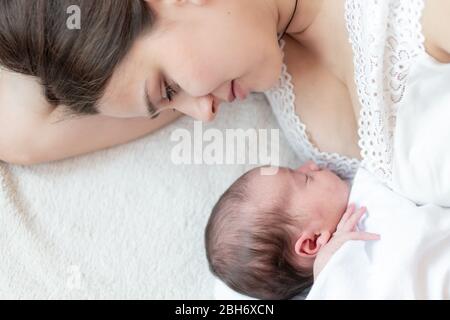 maternité, enfance, enfance, famille, soins, médecine, sommeil, santé, concept de maternité - portrait de maman avec bébé nouveau-né enveloppé dans le couches sur Banque D'Images