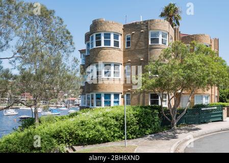 Une tour basse de style art déco et Ocean liner des années 1930, appartement avec vue imprenable sur le port de Sydney dans le nord de Sydney, en Australie Banque D'Images