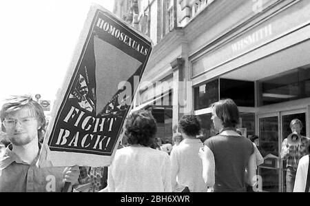 Un homme est placardé et dit: "Les homosexuels combattent le dos" alors que le groupe des militants gays Alliance se proteste devant un magasin W H Smith à Londres, en Angleterre, en été 1978. W H Smith, en tant que chaîne, avait décidé de cesser de vendre le journal "gay News", déclenchant les protestations. Les groupes de militants gays Alliance du royaume-uni ont protesté auprès de nombreux magasins W H Smith à cette époque. Banque D'Images