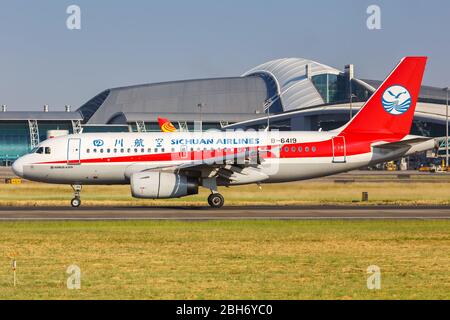 Guangzhou, Chine – 24 septembre 2019 : avion Airbus A 319 Sichuan Airlines à l'aéroport de Guangzhou (CAN) en Chine. Banque D'Images