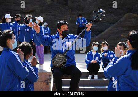 Yan'an, province chinoise de Shaanxi. 23 avril 2020. Les acteurs répétitions de la performance extérieure 'Yellow River Cantata' dans le comté de Yan'an, dans la province de Shaanxi, dans le nord-ouest de la Chine, 23 avril 2020. La performance extérieure, mise en scène pour la première fois en 2017, a été réalisée plus de 800 fois pour environ trois millions de touristes. Crédit: Tao Ming/Xinhua/Alay Live News Banque D'Images