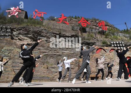 Yan'an, province chinoise de Shaanxi. 23 avril 2020. Les acteurs répétitions de la performance extérieure 'Yellow River Cantata' dans le comté de Yan'an, dans la province de Shaanxi, dans le nord-ouest de la Chine, 23 avril 2020. La performance extérieure, mise en scène pour la première fois en 2017, a été réalisée plus de 800 fois pour environ trois millions de touristes. Crédit: Tao Ming/Xinhua/Alay Live News Banque D'Images