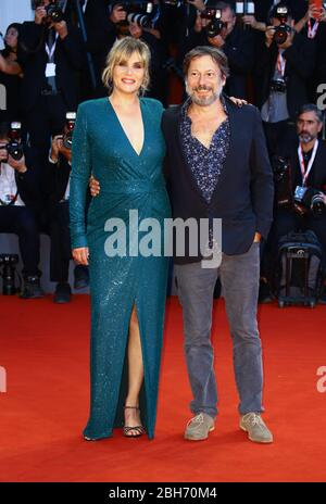 VENISE, ITALIE - SEPTEMBRE 03: Mathieu Amaric et Emmanuelle Seiger marchent le tapis rouge devant le criblage "at Eternity's Gate" Banque D'Images