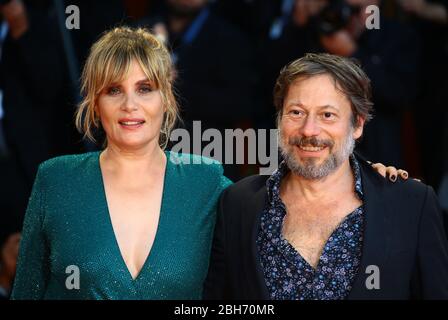 VENISE, ITALIE - SEPTEMBRE 03: Mathieu Amaric et Emmanuelle Seiger marchent le tapis rouge devant le criblage "at Eternity's Gate" Banque D'Images