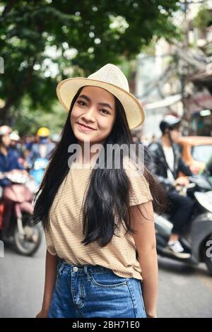 Portrait de la jeune femme vietnamienne dans la ville Banque D'Images