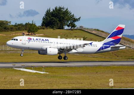 Medellin, Colombie – 26 janvier 2019 : avion A320 de LATAM Airbus à l'aéroport de Medellin (MDE) en Colombie. Banque D'Images