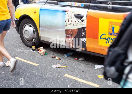 LONDRES, ROYAUME-UNI – 26 AOÛT 2013 : des bouteilles d'alcool vides et des sacs à emporter sont laissés dans la rue pendant le carnaval de Notting Hill Banque D'Images