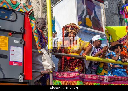 LONDRES, ROYAUME-UNI – 26 AOÛT 2013 : des artistes du Carnaval célèbrent chaque année l'événement ensoleillé à Notting Hill Banque D'Images