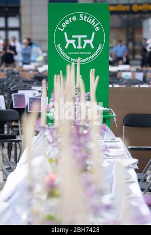 Dresde, Allemagne. 24 avril 2020. Une table vide et fixe se trouve sur l'Altmarkt. Avec des chaises orphelines devant un contexte historique comme symbole des difficultés actuelles, les restaurateurs ont participé à la campagne nationale des "Chaires vides", attirant ainsi l'attention sur la situation critique de l'industrie pendant la crise de Corona. Crédit: Sebastian Kahnert/dpa-Zentralbild/dpa/Alay Live News Banque D'Images