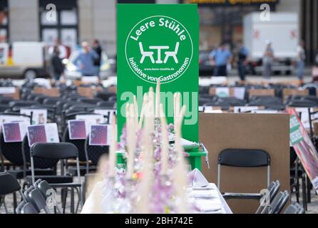 Dresde, Allemagne. 24 avril 2020. Une table vide et fixe se trouve sur l'Altmarkt. Avec des chaises orphelines devant un contexte historique comme symbole des difficultés actuelles, les restaurateurs ont participé à la campagne nationale des "Chaires vides", attirant ainsi l'attention sur la situation critique de l'industrie pendant la crise de Corona. Crédit: Sebastian Kahnert/dpa-Zentralbild/dpa/Alay Live News Banque D'Images