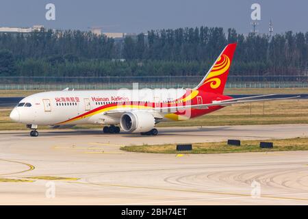 Beijing, Chine – 2 octobre 2019 : Boeing 787-8 de Hainan Airlines avion Dreamliner à l'aéroport de Pékin (PEK) en Chine. Banque D'Images