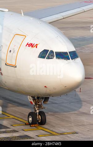 Pékin, Chine – 2 octobre 2019 : avion Airbus A330-300 de Hainan Airlines à l'aéroport de Pékin (PEK) en Chine. Banque D'Images