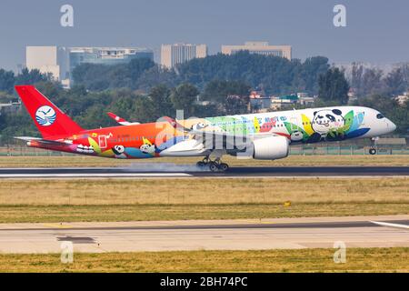 Pékin, Chine – 2 octobre 2019 : avion Sichuan Airlines Airbus A 350-900 à l'aéroport de Pékin (PEK) en Chine. Banque D'Images