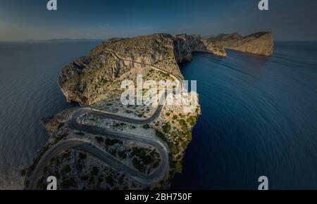 Vue aérienne / Panorama d'une route en serpentine sur Majorque dans les montagnes du nord / Cap Formentor Banque D'Images