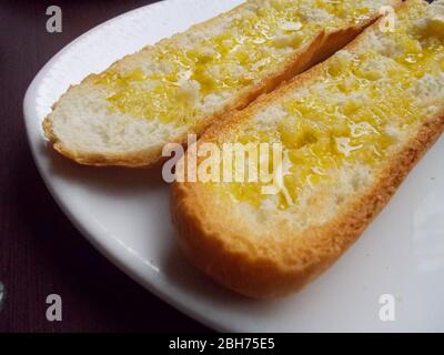 Huile d'olive sur toast. Espagne. Banque D'Images