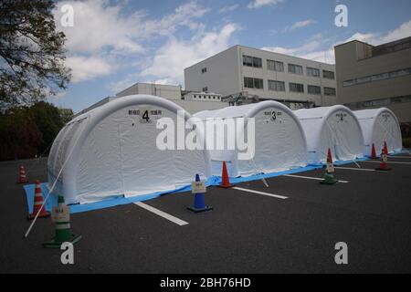 Vendredi. 24 avril 2020. TOKYO, JAPON - 24 AVRIL : des tentes médicales temporaires pour le test PCR, qui peuvent détecter les infections du coronavirus COVID-19, sont visibles sur un parking derrière le Centre national de la santé et de la médecine mondiales le vendredi 24 avril 2020 à Tokyo, Japon. (Photo: Richard Atrero de Guzman/ AFLO) crédit: AFLO Co. Ltd./Alay Live News Banque D'Images