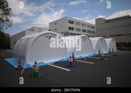 Vendredi. 24 avril 2020. TOKYO, JAPON - 24 AVRIL : des tentes médicales temporaires pour le test PCR, qui peuvent détecter les infections du coronavirus COVID-19, sont visibles sur un parking derrière le Centre national de la santé et de la médecine mondiales le vendredi 24 avril 2020 à Tokyo, Japon. (Photo: Richard Atrero de Guzman/ AFLO) crédit: AFLO Co. Ltd./Alay Live News Banque D'Images