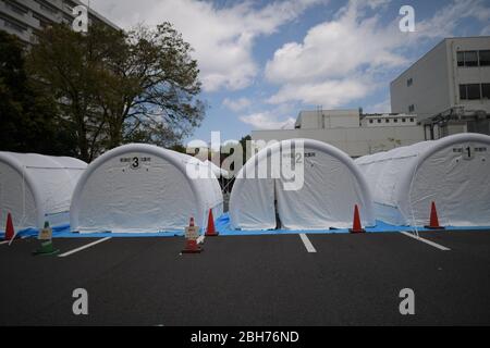 Vendredi. 24 avril 2020. TOKYO, JAPON - 24 AVRIL : des tentes médicales temporaires pour le test PCR, qui peuvent détecter les infections du coronavirus COVID-19, sont visibles sur un parking derrière le Centre national de la santé et de la médecine mondiales le vendredi 24 avril 2020 à Tokyo, Japon. (Photo: Richard Atrero de Guzman/ AFLO) crédit: AFLO Co. Ltd./Alay Live News Banque D'Images